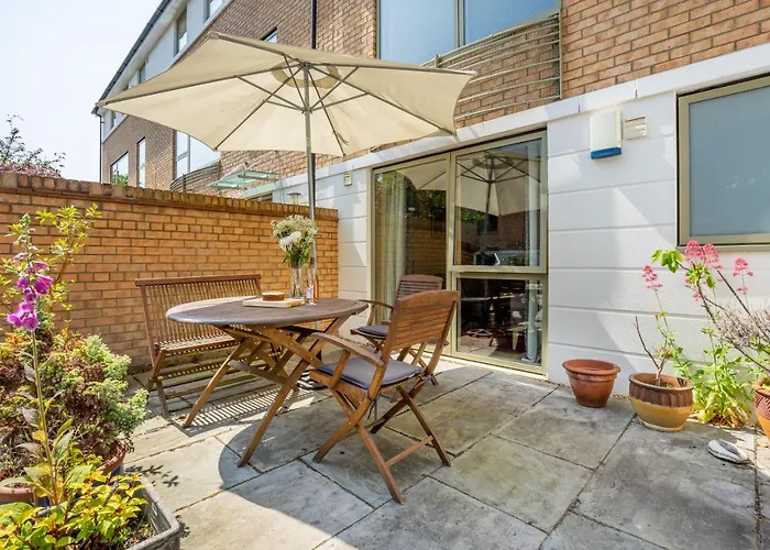 10 Summerhouse Mews